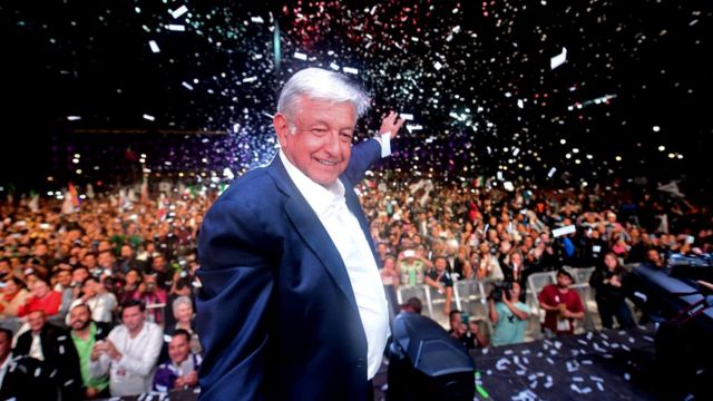 Andrés Manuel López Obrador com multidão ao fundo, em praça na Cidade do México