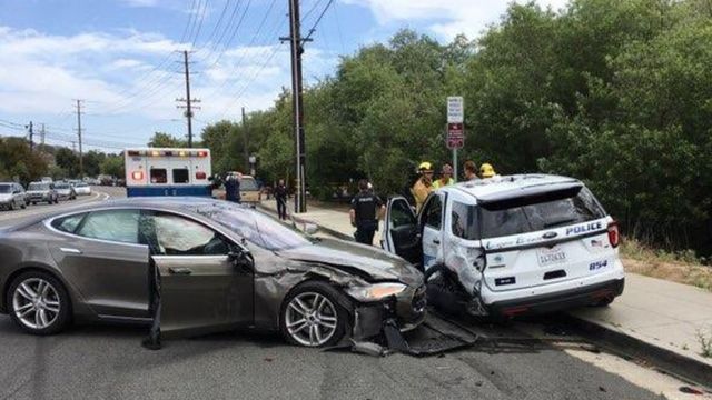 Un Tesla después de estrellarse contra otro auto.