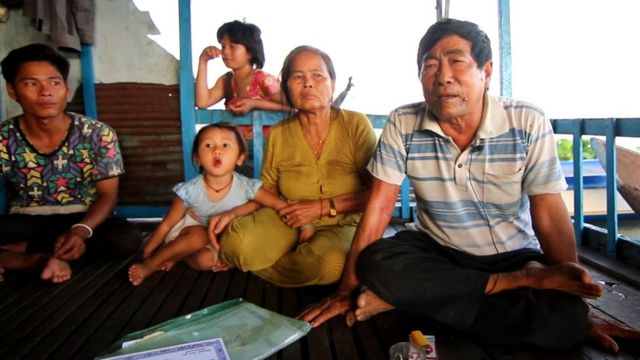 Ông Trần Văn Long (bìa phải) và gia đình bên căn nhà thuyền trên hồ Tonle Sap ở tỉnh Kampong Chhnang