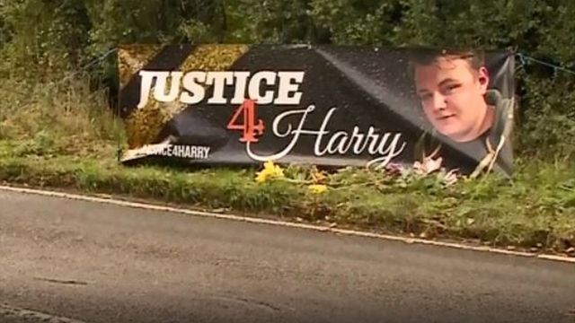 掛在路邊的標語，要求為哈利·鄧恩聲張正義