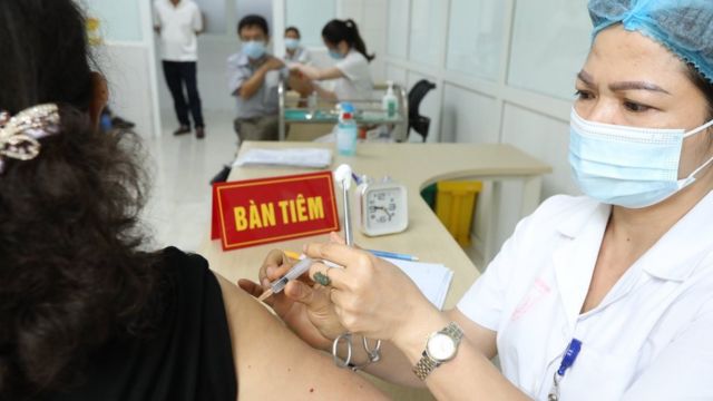 Kỹ thuật viên tiêm thử nghiệm vaccine Nano Covax cho tình nguyện viên