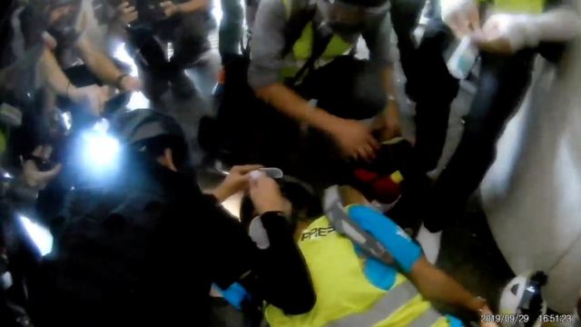 香港デモ 外国人記者が警察のゴム弾で片目失明 cニュース