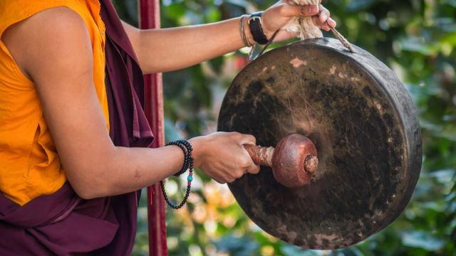Monje budista con un gong.