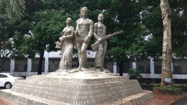 কলা ভবনের সামনে অপরাজেয় বাংলা