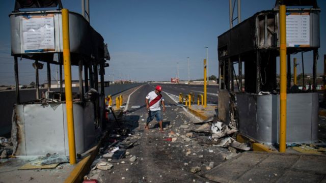 Csetas quemadas en una carretera de Perú.