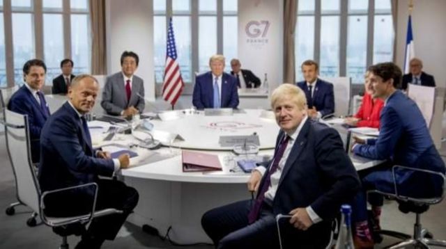 2019 年にビアリッツで開催されたサミットでの日本の安倍晋三首相と G7 首脳