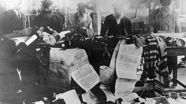 تم تدنيس مخطوطات التوراة خلال المذابح في روسيا في عام 1881. وفي الصورة بعض الرجال اليهود يعاينون الأضرار التي لحقت بالنصوص الدينية المقدسة