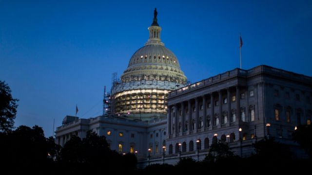 議員らの座り込みが議事堂内で続くなか、ワシントンに夜のとばりが落ちた（22日）