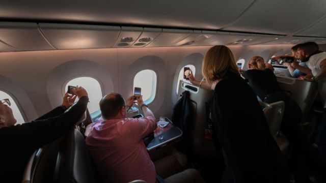 Pasajeros a bordo de un vuelo QF787 de Qantas, un avión Boeing 787 Dreamliner mientras vuela cerca de Uluru en el Parque Nacional Uluru-Kata Tjuta, Territorios del Norte el 10 de octubre de 2020 en Uluru, Australia.