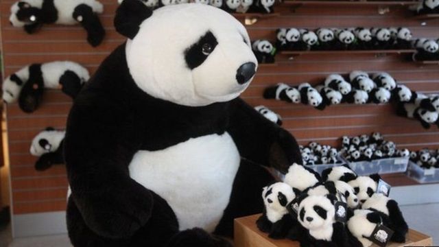各种熊猫纪念品应运而生。(photo:BBC)