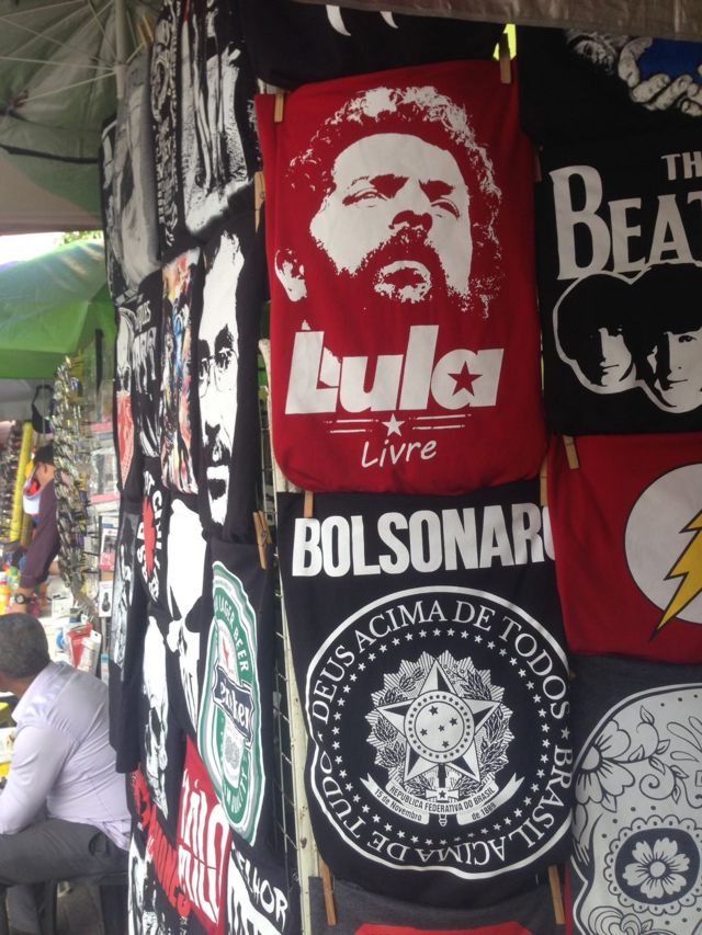 Camelô vende camisas de Lula e Bolsonaro no Recife