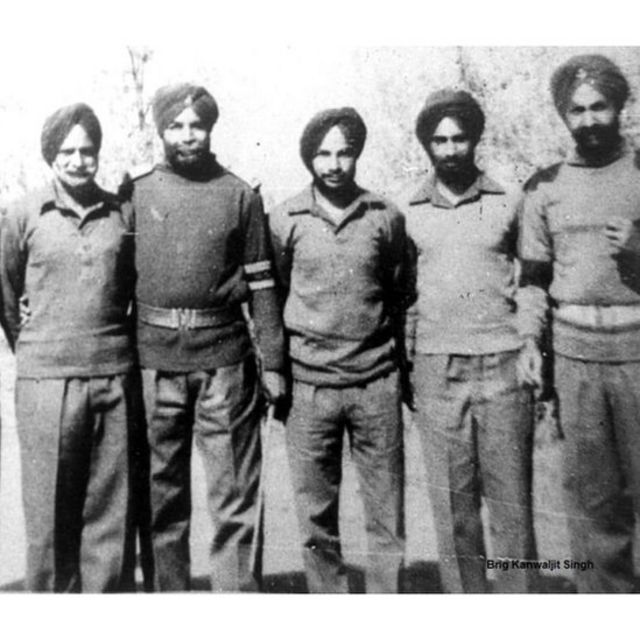 तस्वीर में बायीं ओर पहली तस्वीर अनंत सिंह की है, बीच में हैं कंवलजीत सिंह. ये तस्वीर इन सैनिकों के युद्धबंदी के तौर पर पाकिस्तान से लौटने के बाद की है.