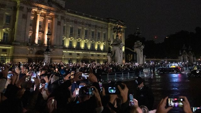 Multitud frente al Palacio de Buckingham, Londres.