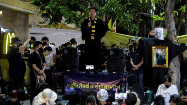 นายอานนท์ นำภา ปราศรัยวิจารณ์สถาบันกษัตริย์อย่างเปิดเผยในการชุมนุมเมื่อ 3 ส.ค.