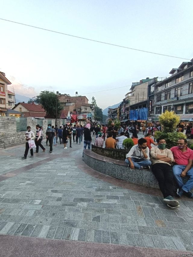 स्थानीय मीडिया रिपोर्टों में कहा जा रहा है कि शुक्रवार को ही मनाली में बाहर से आने वालों की संख्या दो हज़ार के पार पहुंच गई थी, शनिवार और रविवार को ये संख्या और बढ़ी गई