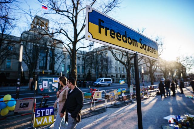 Un cartel de "Plaza de la Libertad" con los colores nacionales de Ucrania frente a la embajada rusa en Berlín, el 13 de marzo.