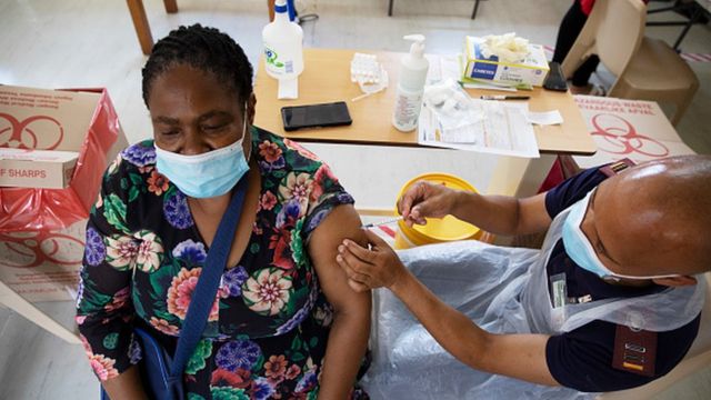 Uma profissional de saúde recebe uma dose da vacina Johnson & Johnson na África do Sul