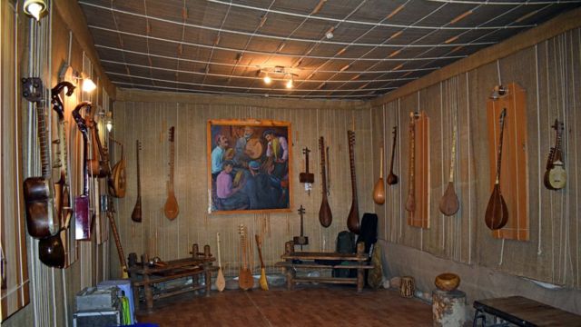 Музей расположен в одноэтажном домике в центре Душанбе, в пяти небольших комнатах. Здание музея давно нуждается в ремонте, однако пока у семьи артиста нет на это средств.