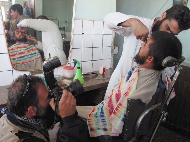 Hombre en una barbería de Kabul, en 2001