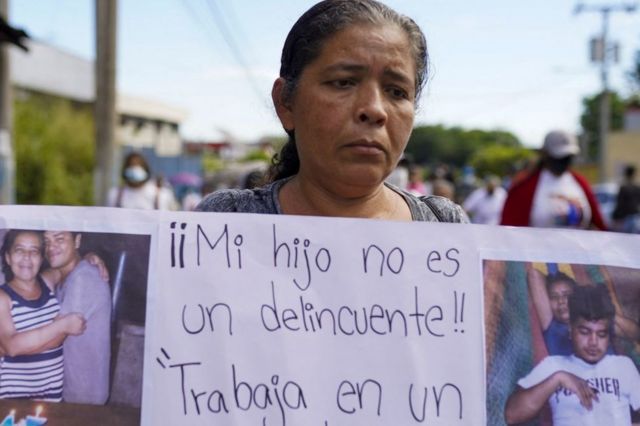 Una mujer protesta para exigir la liberación de familiares que aseguran son inocentes, quienes fueron detenidos durante el estado de emergencia decretado por el Gobierno salvadoreño para combatir los grupos criminales que aterrorizan al país en San Salvador el 16 de noviembre de 2022.