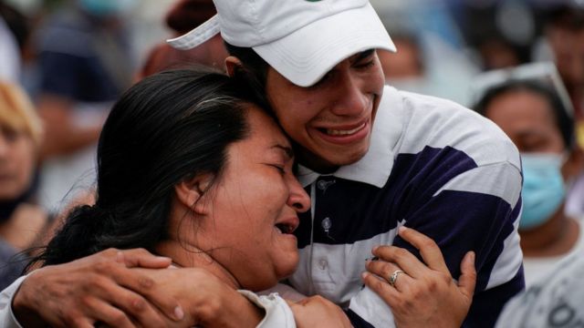 Familiares de los presos reaccionan a las noticias frente a la cárcel