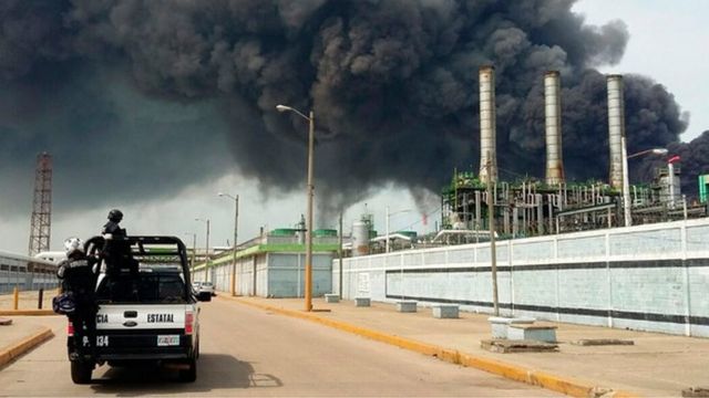 黒煙が立ち上る石油化学工場。周囲から数百人が避難した（20日）