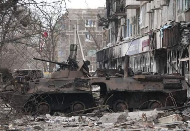 马里乌波尔一辆被毁的坦克(photo:BBC)