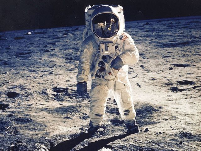 El astronauta Edwin E. Aldrin Jr., piloto del módulo lunar, es fotografiado caminando en la Luna.