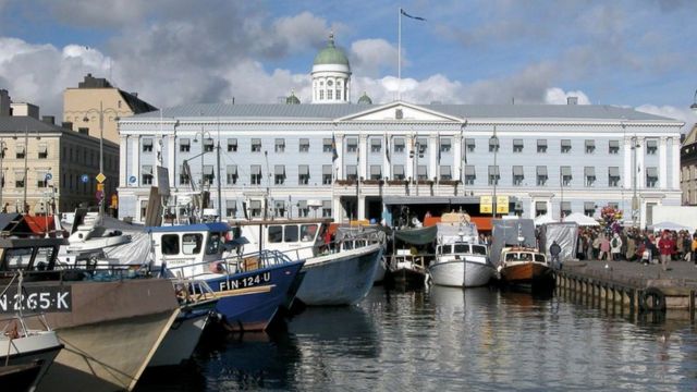 Вид на пристань и городскую администрацию Хельсинки
