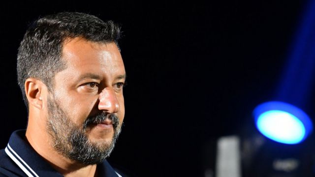 Matteo Salvini de perfil, perto de holofote