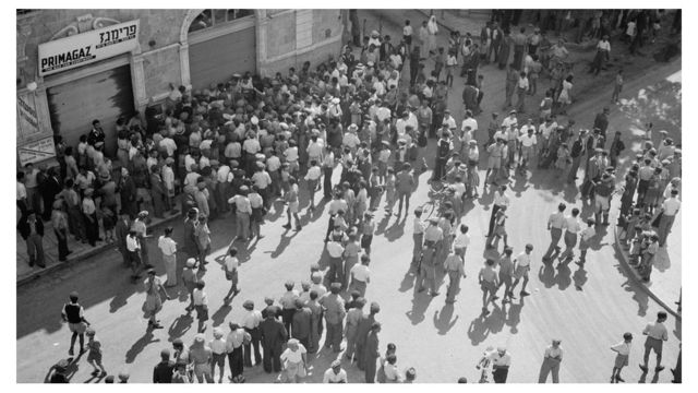 18 مايو أيار عام 1939: يهود يتظاهرون رفضا لـ "الورقة البيضاء" التي تحدد هجرة اليهود إلى فلسطين