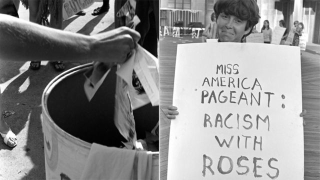 Mujeres arrojan objetos en el Basurero de la Libertad y una mujer con una pancarta protestando contra el concurso Miss América