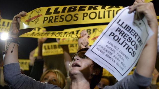 Protesta pidiendo la liberación de "los presos políticos" catalanes.