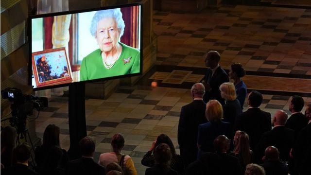 الملكة تلقي خطابها كما يظهر على الشاشة في حفل استقبال في قمة تغير المناخ 26، في 1 نوفمبر/تشرين الثاني 2021