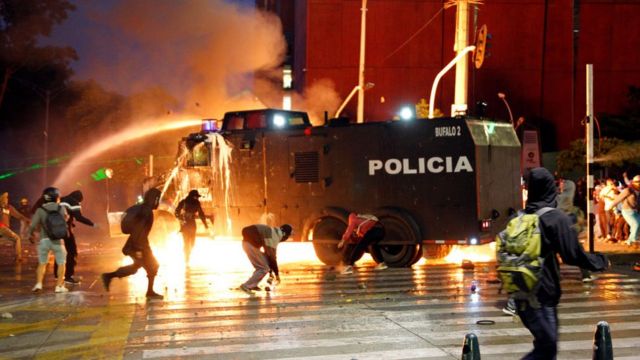 Choques entre manifestantes y policías en Colombia.