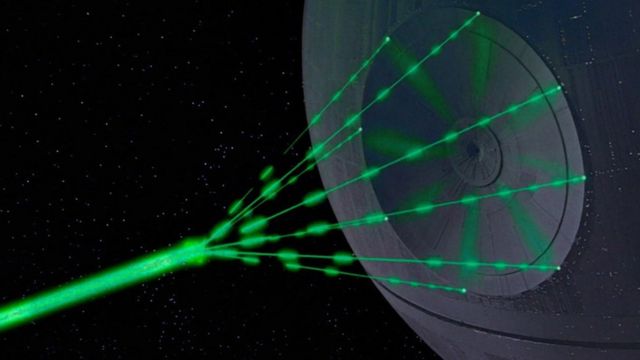 Una esfera -la estrella de la muerte- lanza un rayo láser verde