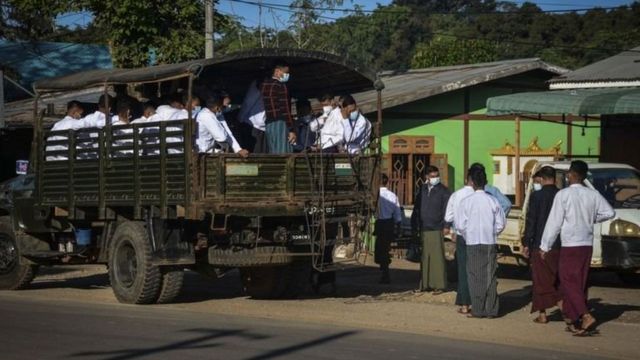 ဒီရွေးကောက်ပွဲမှာ တပ်မဲရုံတွေတပ်ပြင် ပထမဆုံးထုတ်ခဲ့ပြီး တပ်မတော်သားတွေလွတ်လပ်စွာမဲပေးခွင့်ရခဲ့တယ်လို့ တပ်ဘက်က ပြောကြားထားပါတယ်။