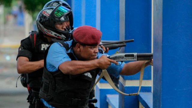 Policía antimotines enfrenta las protestas en Managua