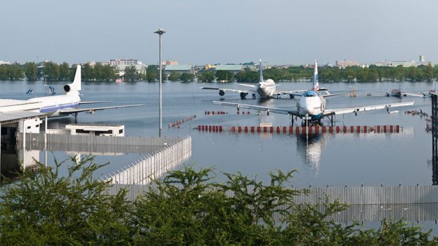 สนามบินดอนเมืองที่ถูกน้ำท่วมในกรุงเทพฯ