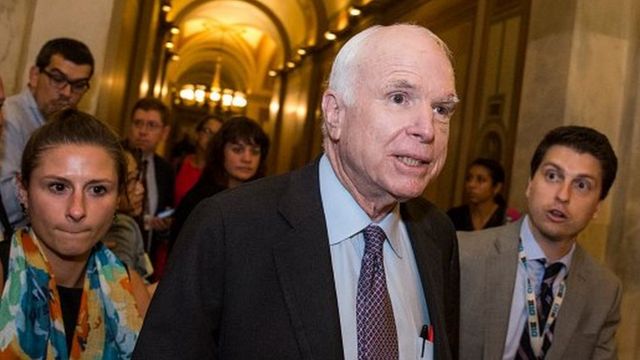 Le sénateur républicain John McCain, de retour au Sénat malgré le cancer contre lequel il lutte, a voté contre cette abrogation partielle ainsi que deux Républicains modérés, aux côtés des Démocrates.