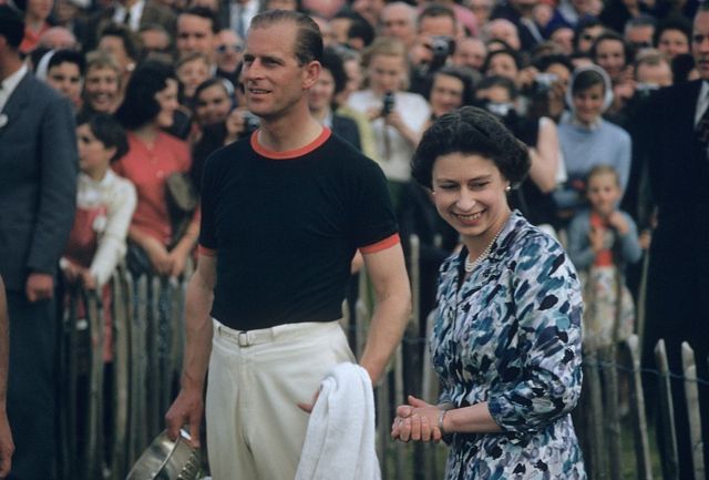 La pareja real durante el torneo de polo Windsor que ganó el equipo del príncipe Felipe en 1955.