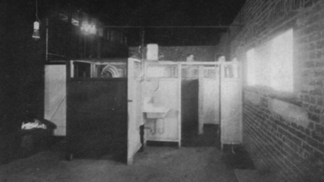 o banheiro feminino e a área do vestiário na usina de desinfecção de El Paso.
