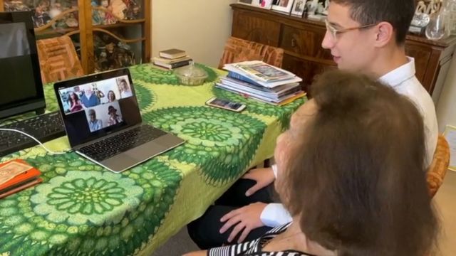 Lily e o bisneto Dov Forman falam com familiares de soldado via computador