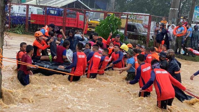 Rescate de personas tras las inundaciones causadas por el tifón Rai en Cagayan De Oro. 16 de diciembre de 2021