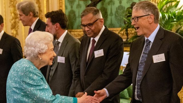 女王（左）與比爾·蓋茨（右）握手（19/10/2021）