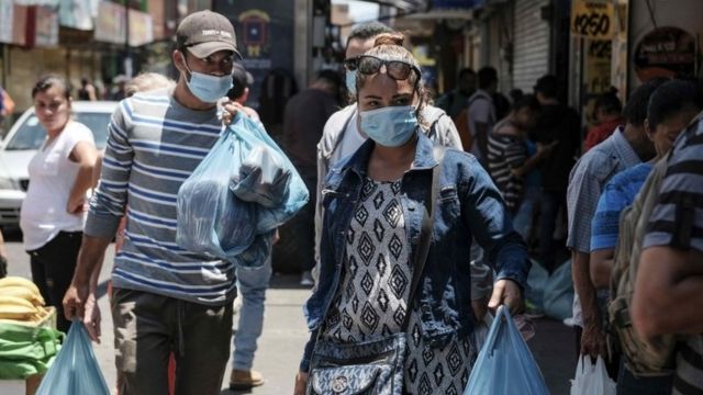 Viandantes en San José