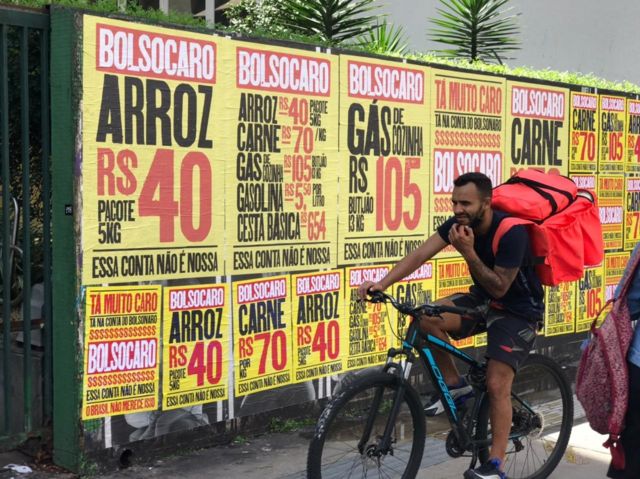 Cartazes de protesto contra a inflação na Avenida Paulista, em São Paulo