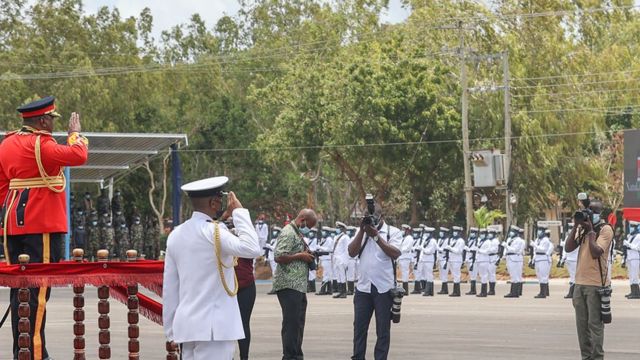 Madaxwayne Kenyatta oo salaan qaadanaya