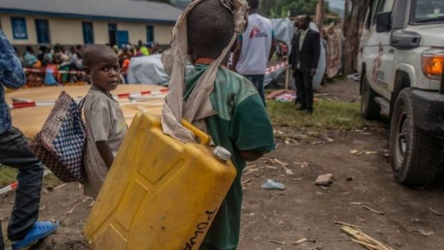 أطفال يبحثون عن ماء في الكونغو الديمقراطية