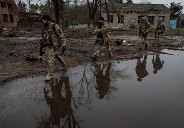 Các quân nhân Ukraine , gần làng Kozarovychi, thuộc vùng Kyiv, Ukraine ngày 2/4/2022